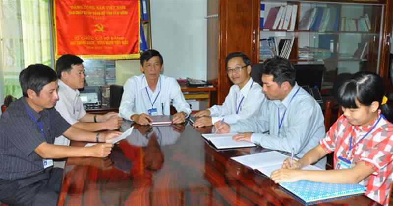 Cơ quan UBKT Huyện ủy Di Linh trao đổi công việc trước khi thực hiện nhiệm vụ KT GS