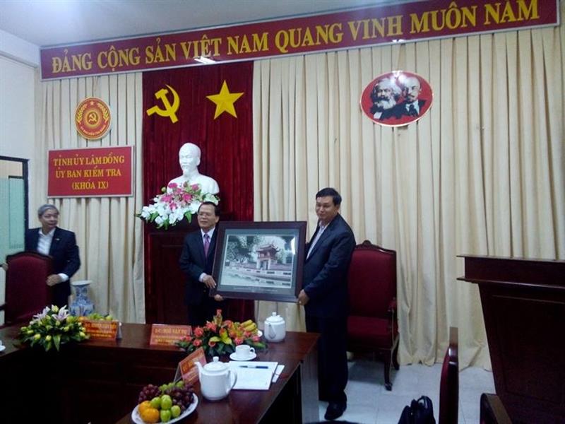 Đồng chí Ngô Văn Dụ tặng quà lưu niệm cho UBKT Tỉnh ủy Lâm Đồng