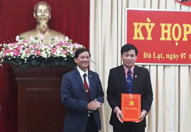 Đồng chí Trần Đức Quận trao Quyết định chuẩn y đồng chí Hoàng Thanh Hải